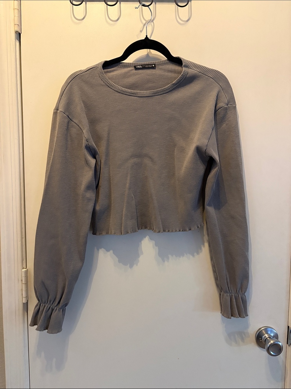 Zara Light Women’s Gray Ribbed Cropped Sweatshirt with Ruffled Cuffs Size M